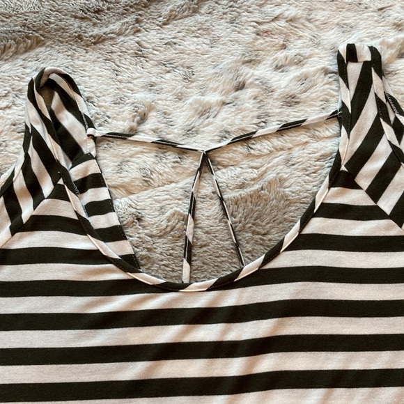 Cold shoulder top. Size M. - Picture 6 of 11